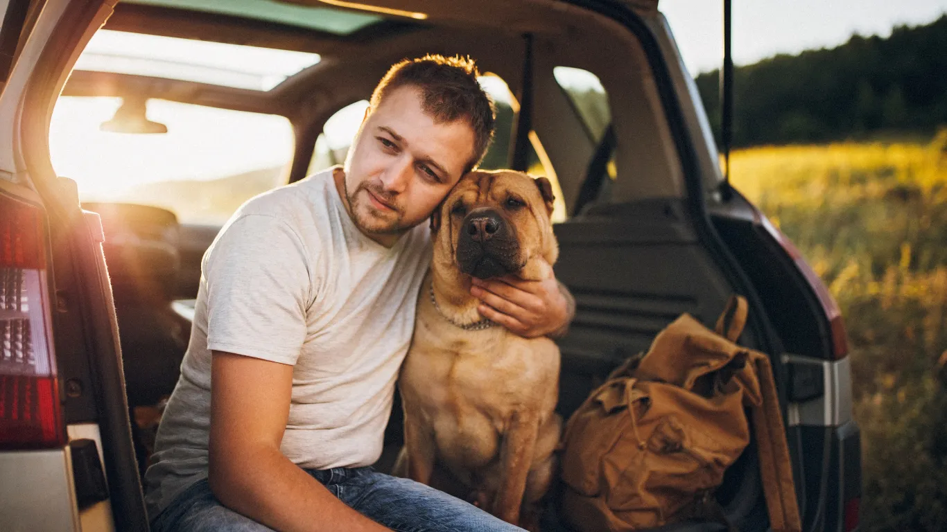 Hombre con su perro listo para acampar