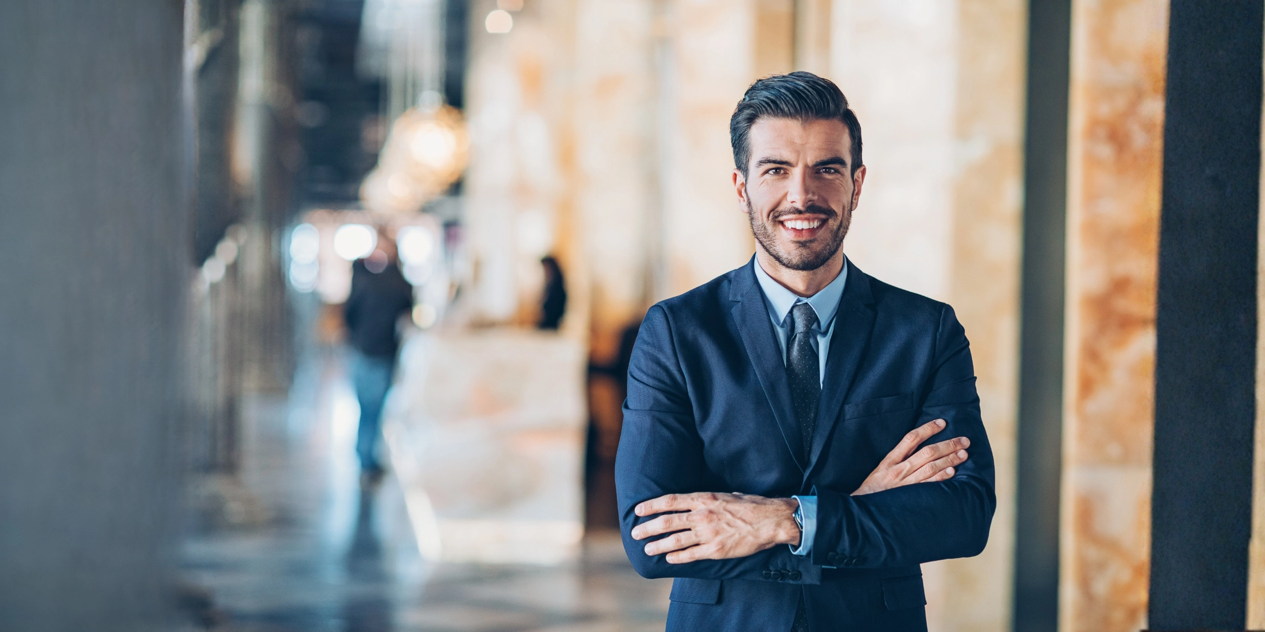 Directivo de una empresa en el vestíbulo de sus oficinas