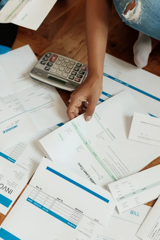 Persona revisando el costo de su seguro