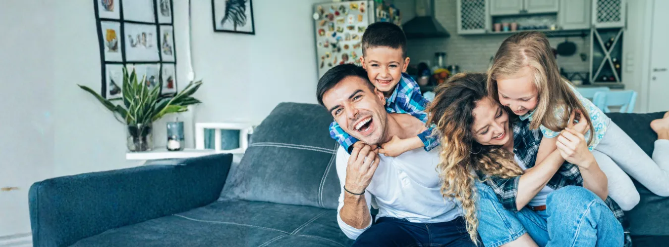 Familia tranquila en casa, bien protegida con su seguro médico