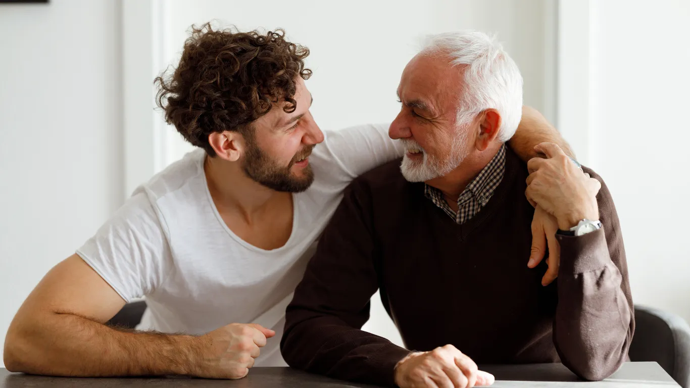 Abuelos abrazando a su nieta, protegidos con una cobertura premium