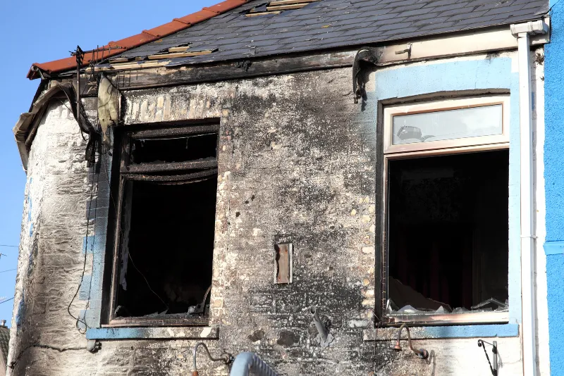 Casa con daños por incendio — cobertura de daños al inmueble