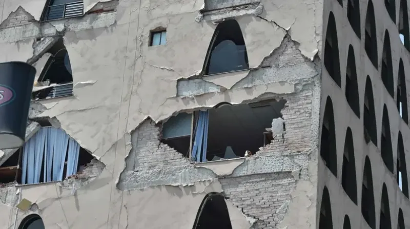Vivienda con daños estructurales tras un sismo — cobertura sísmica