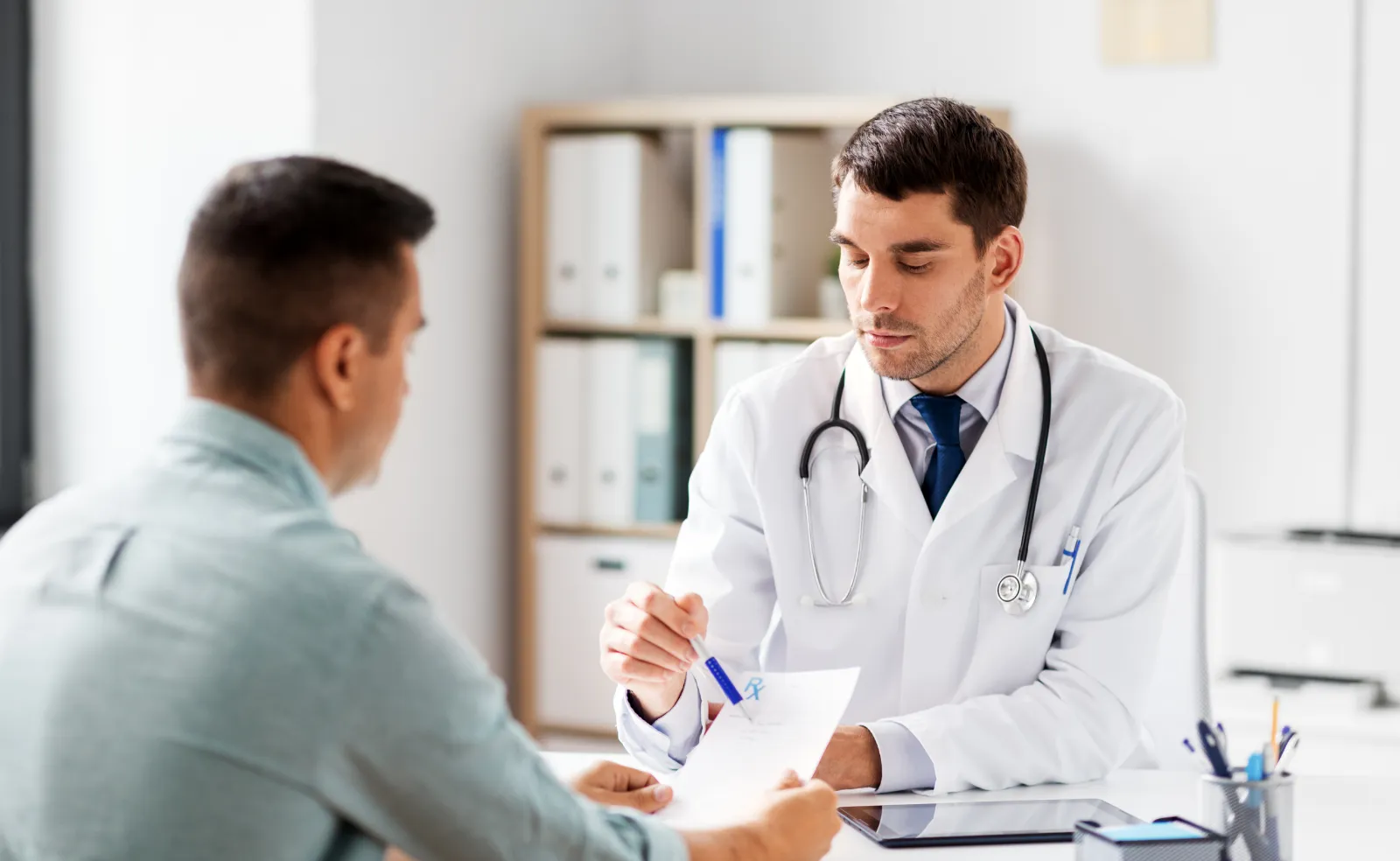 Médico atendiendo a un paciente en consulta