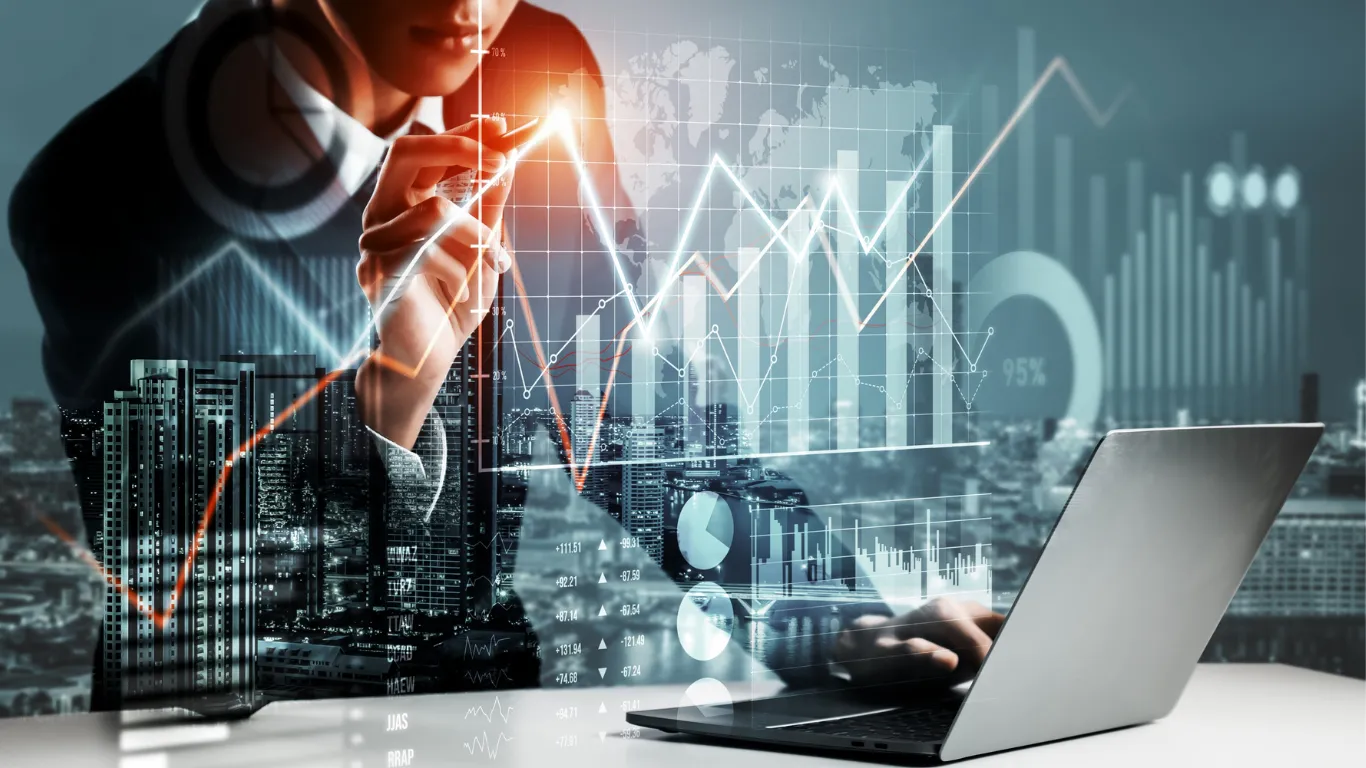 Mujer profesional revisando gráficas de inversión en su laptop: la etapa en que se gana bien pero conviene ponerle números al retiro