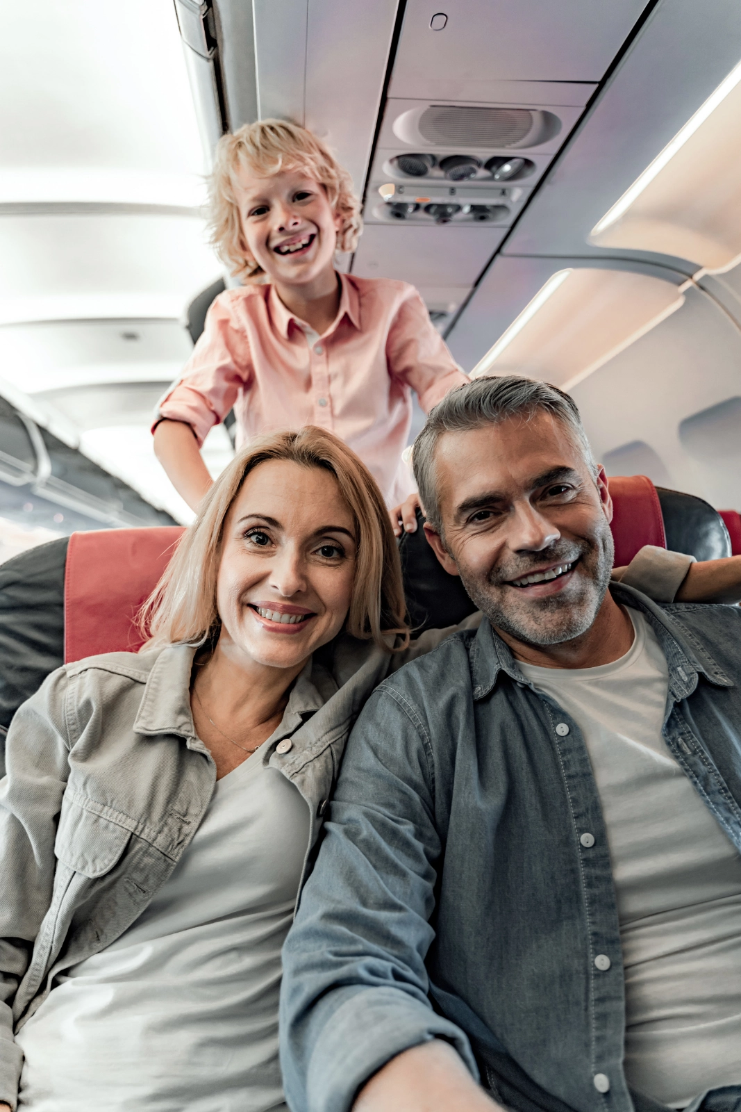 Pareja tranquila durante su vuelo de regreso