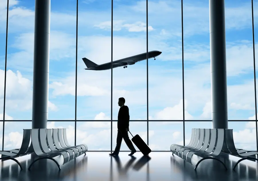 Viajero solo en una sala de aeropuerto mientras despega un avión