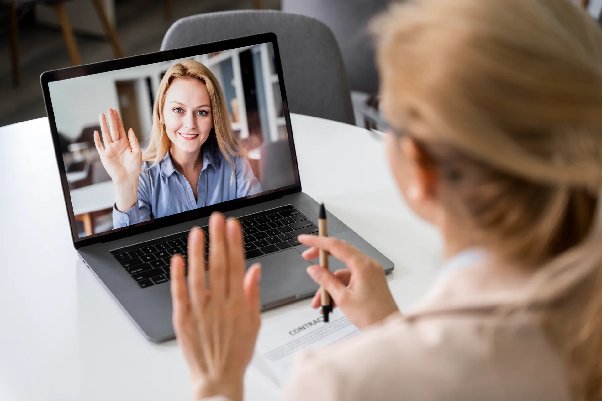 Responsable de una empresa en videollamada con su asesor